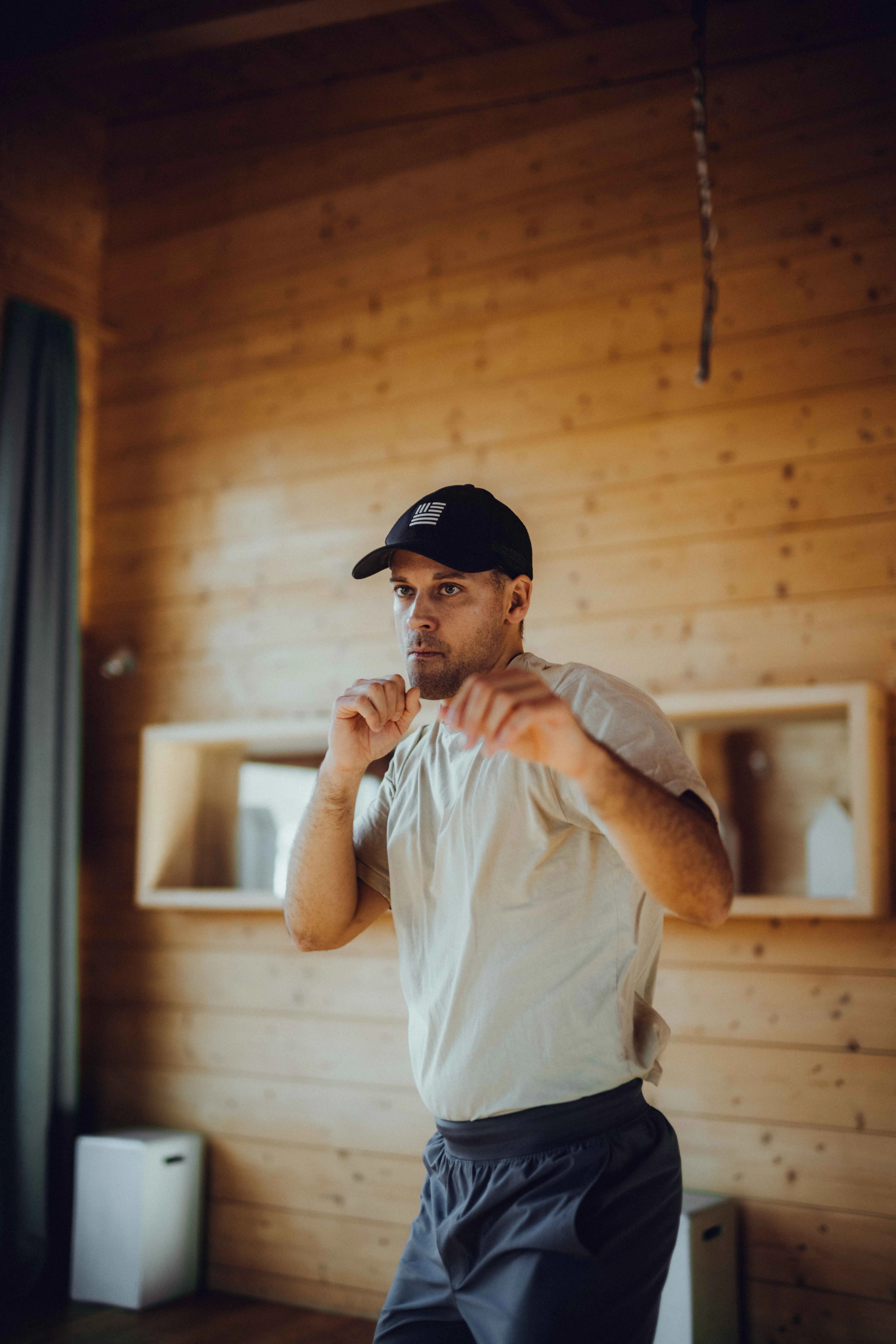 Mann bei Workout Session Kickbox