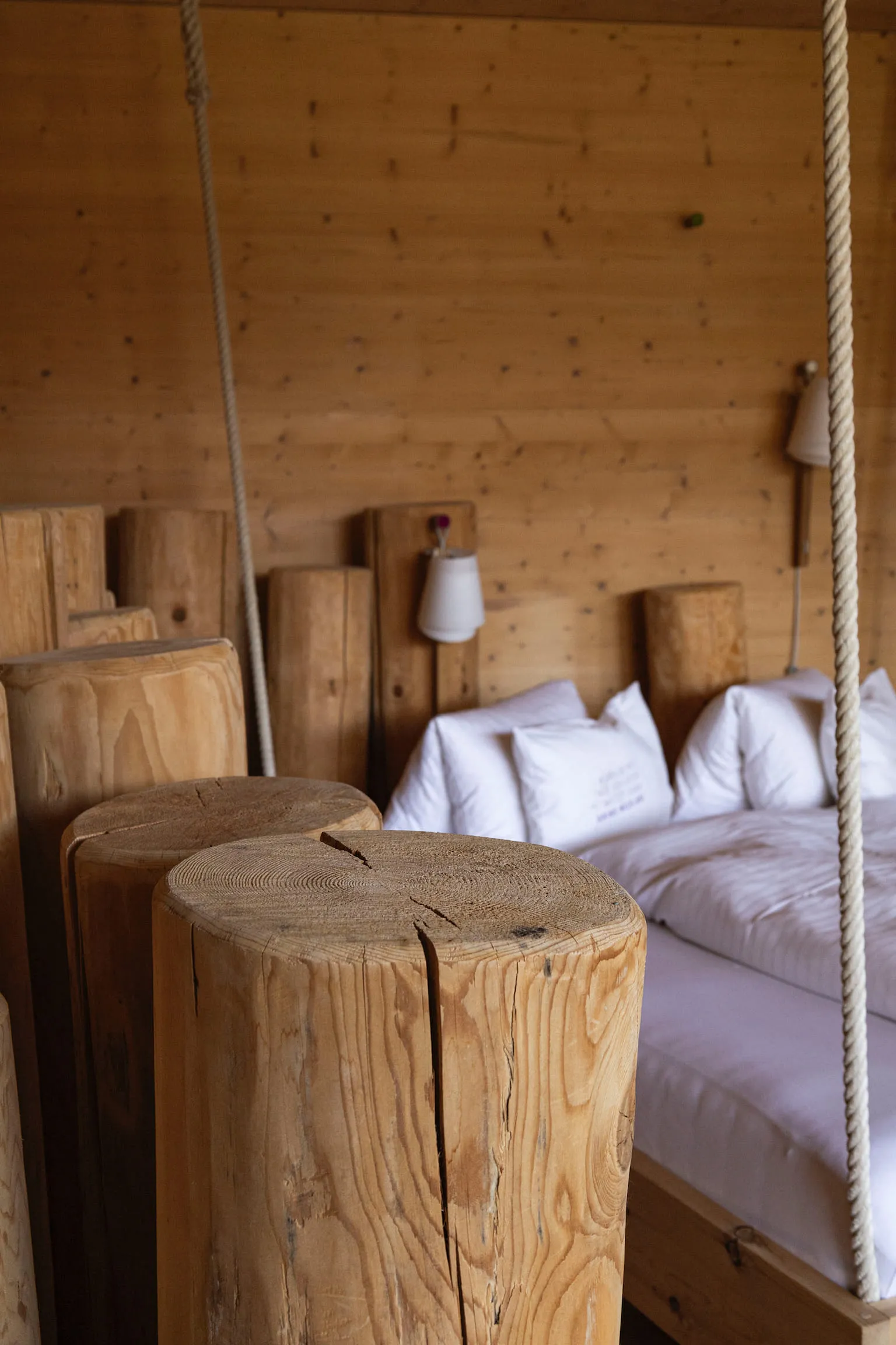 Hotelbett aus Zirbenholz