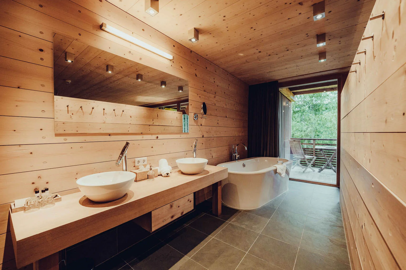 Hotelbadezimmer mit Spiegel und freistehender Badewanne