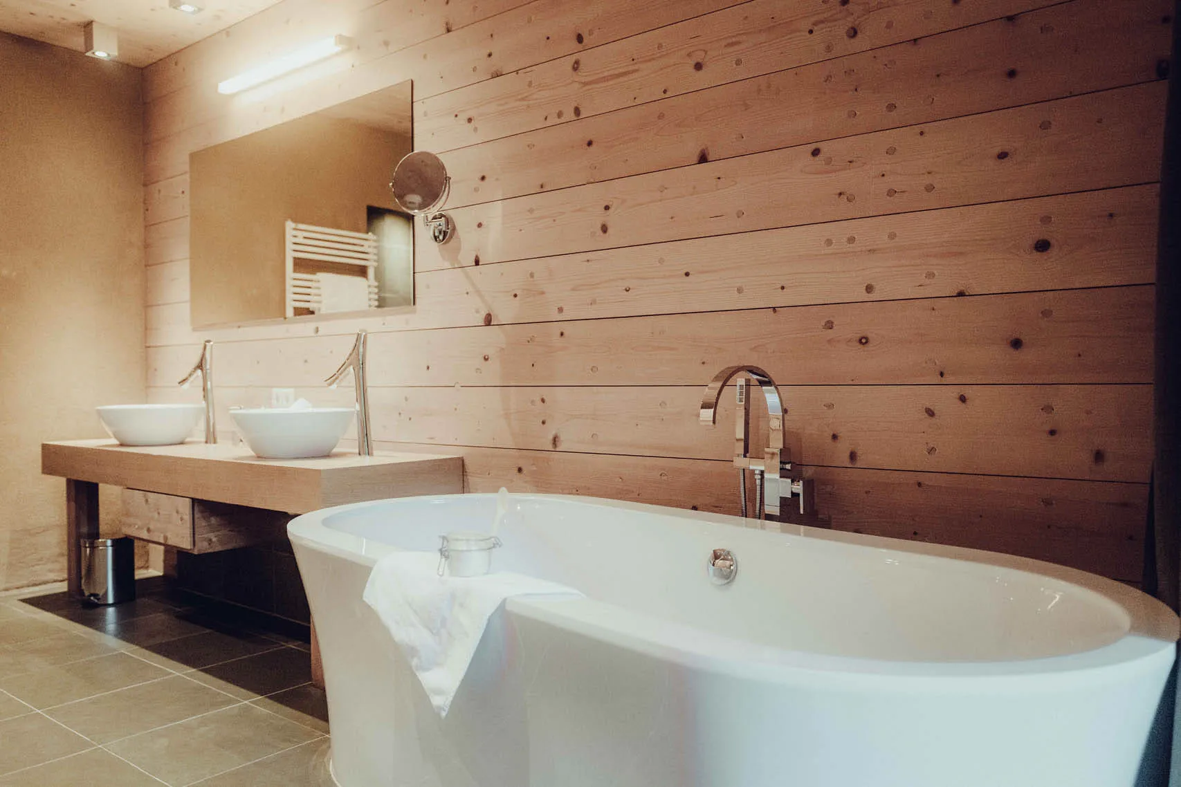 Hotelbadezimmer mit freistehender Badewanne