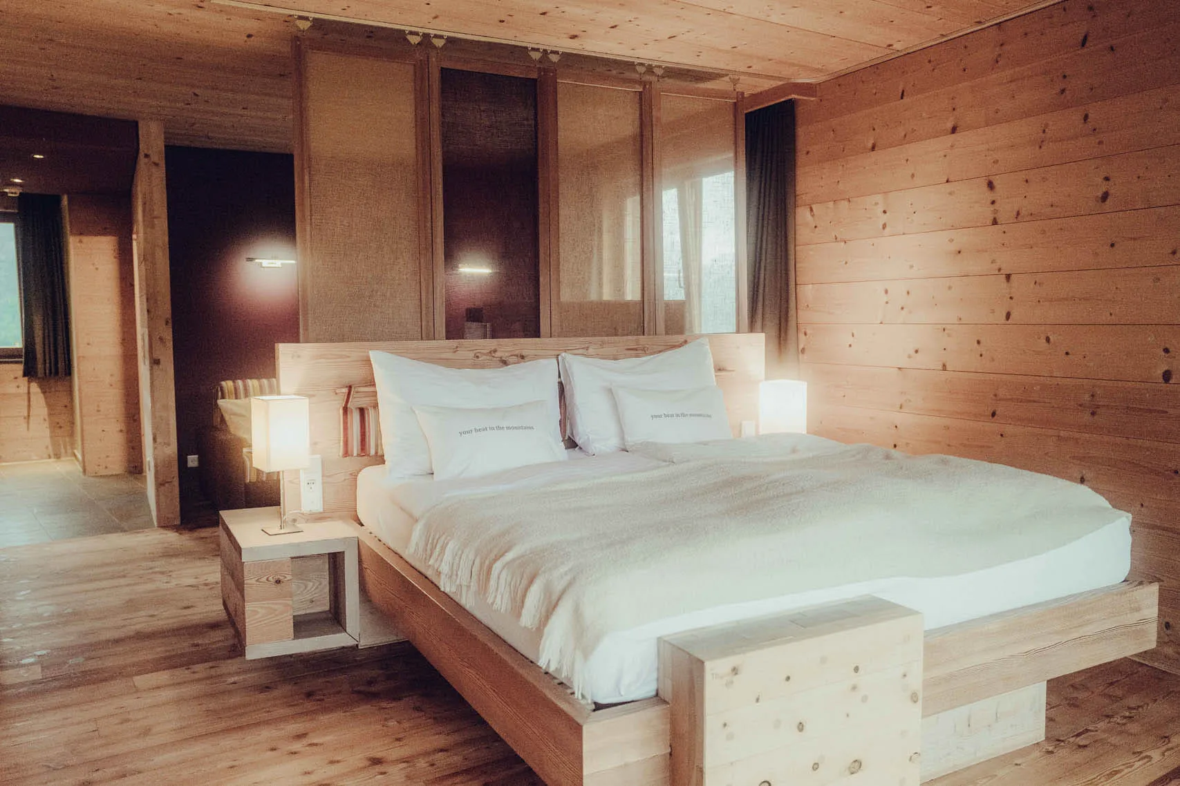 Hotelzimmer aus Mondholz
