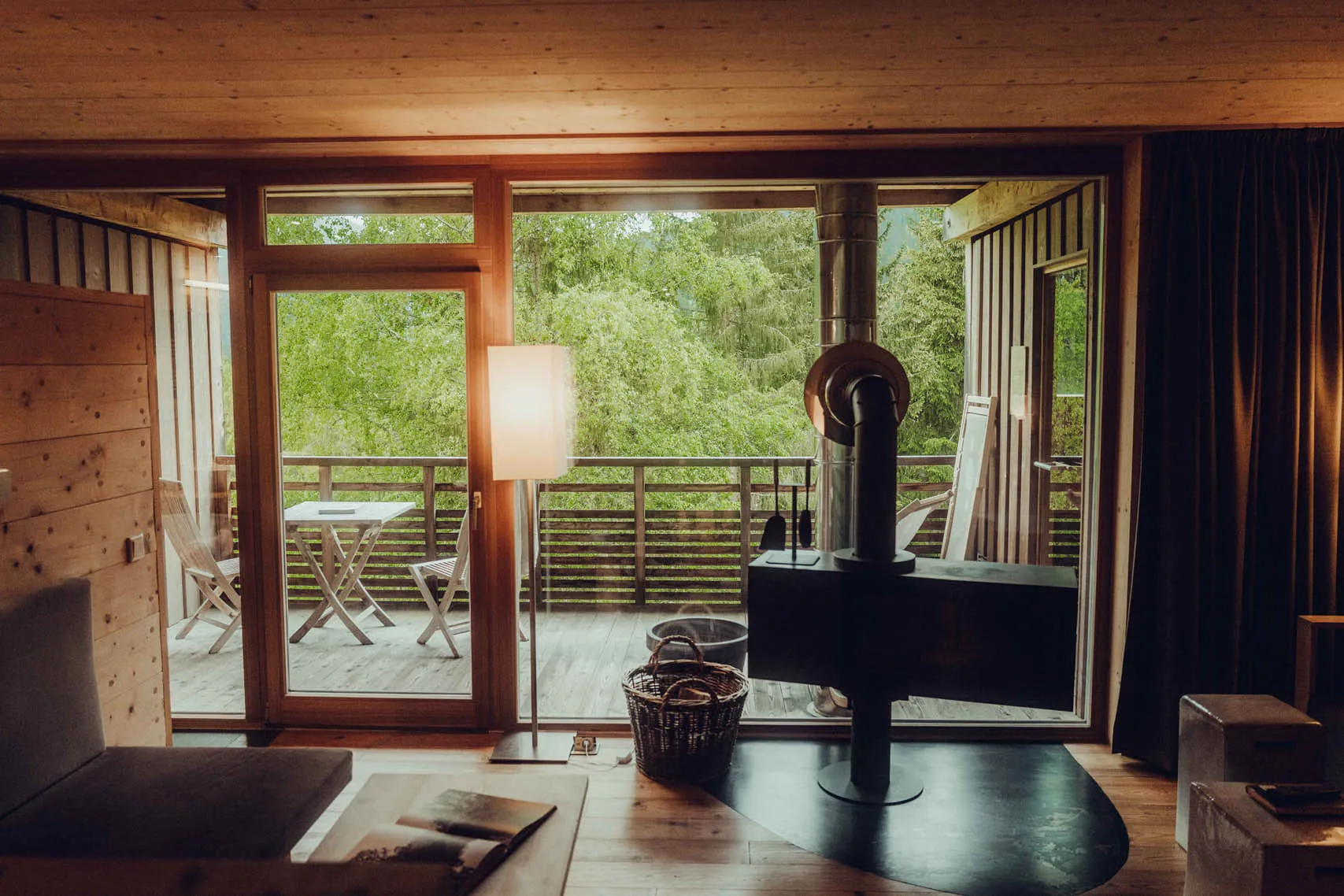 Hotelbalkon mit Blick in den Wald