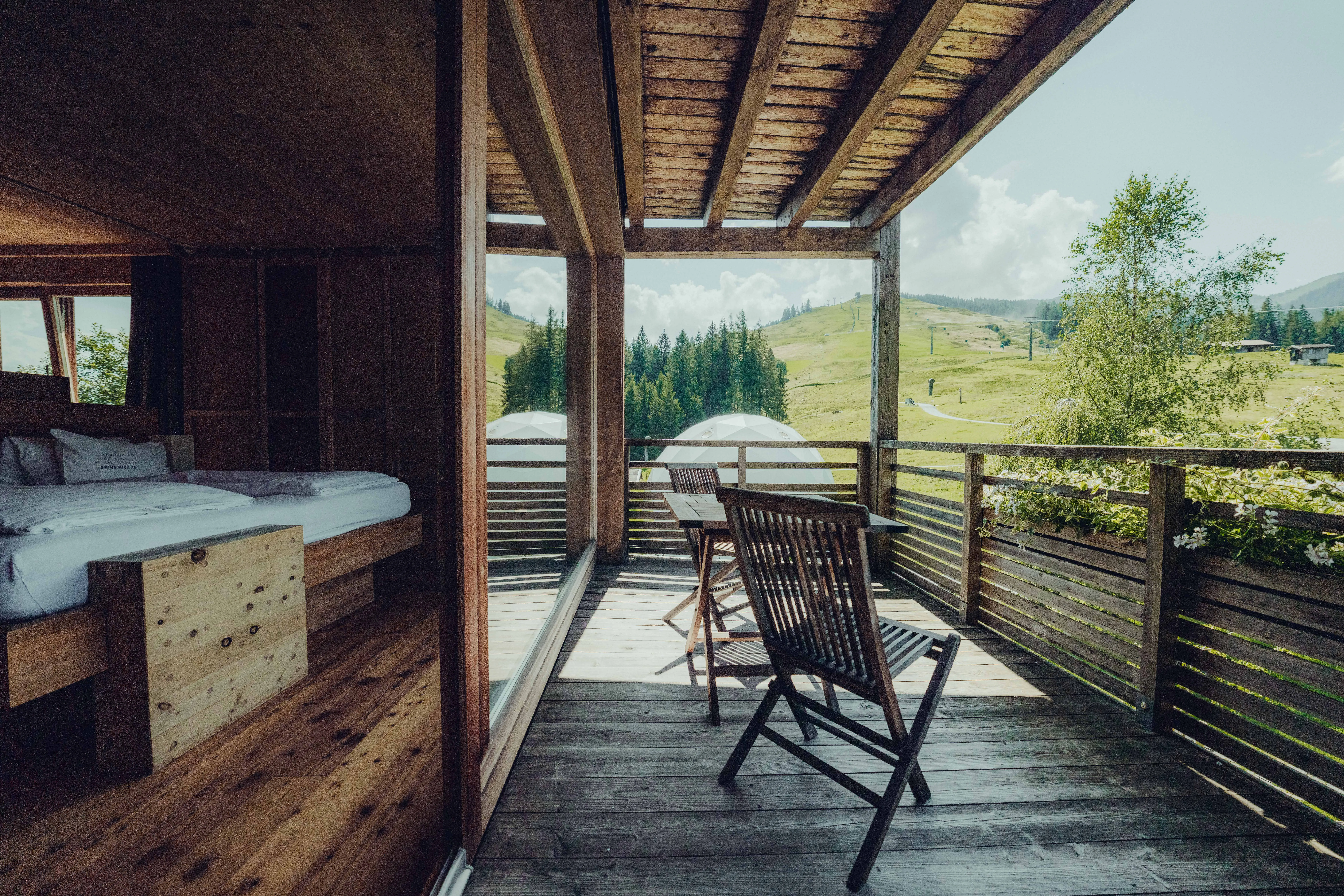 Hotelbalkon im Sommer