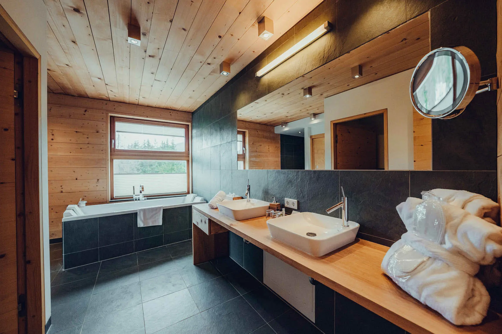 Hotelbadezimmer mit großem Spiegel