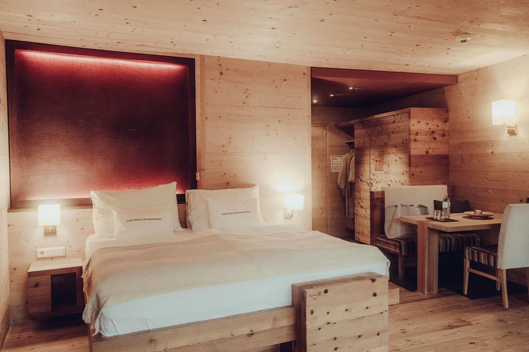 gemütliche Suite mit Einrichtung aus Holz