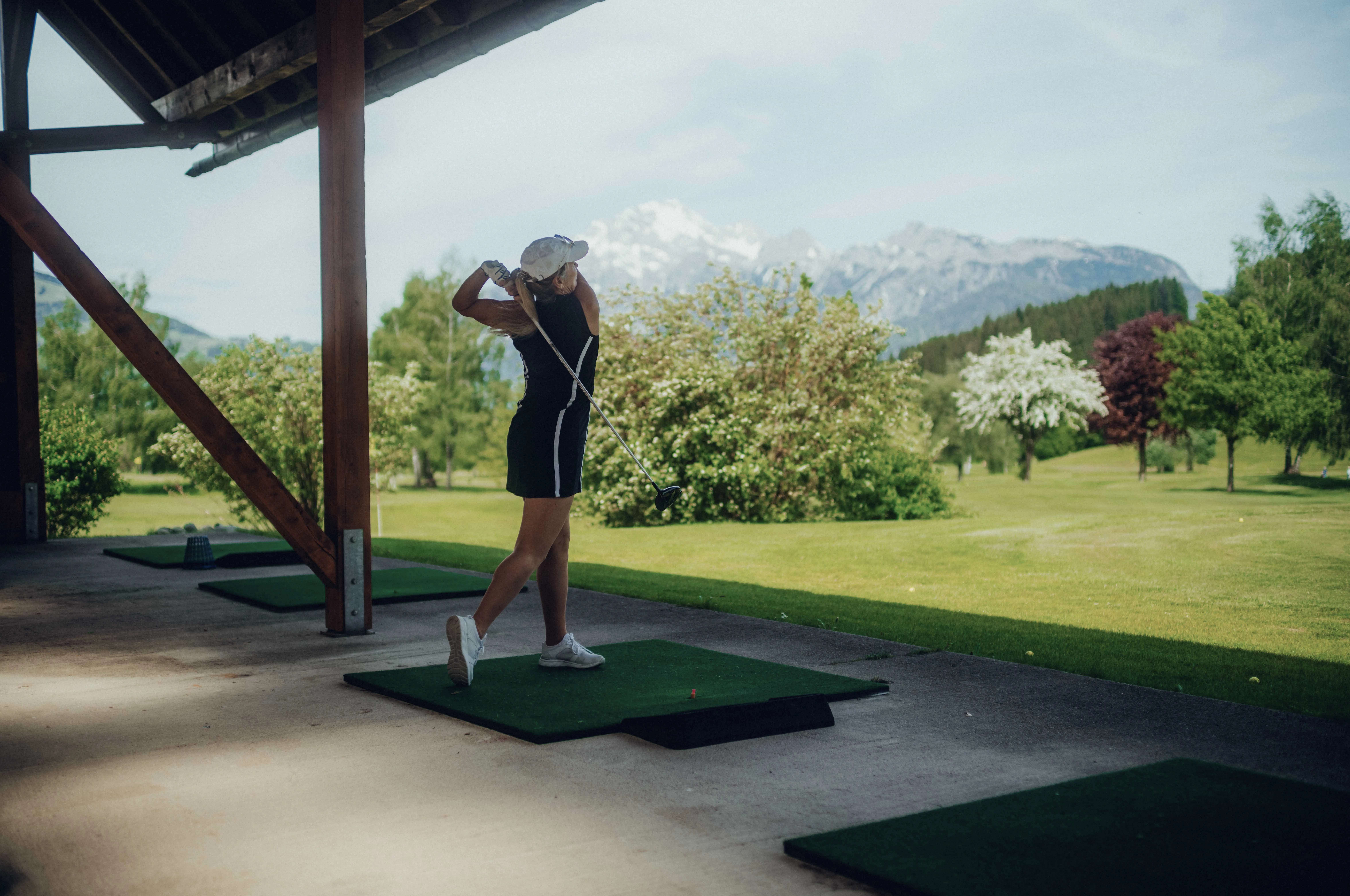 Frau spielt Golf