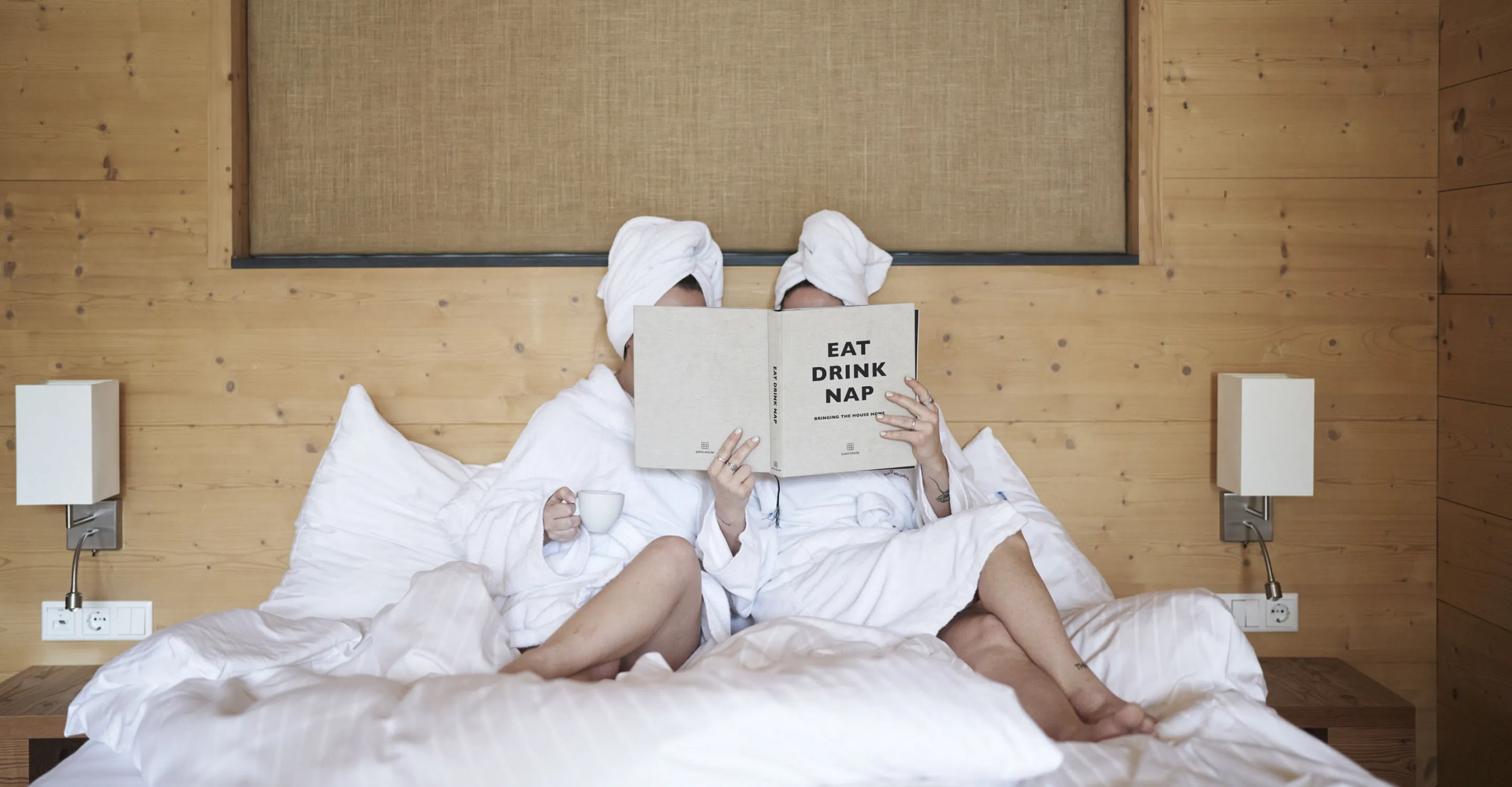 Entspannen mit Freundinnen im Hotelzimmer