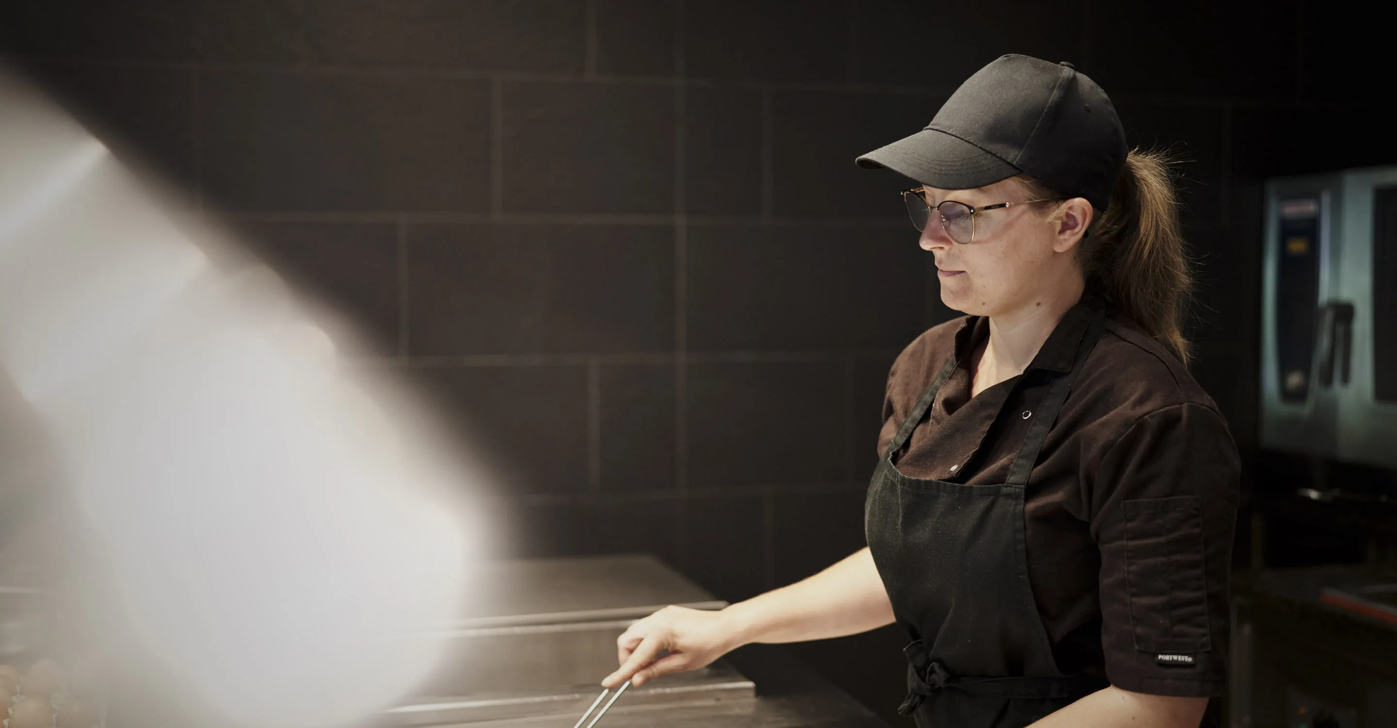 Küchenmitarbeiter bei der Arbeit