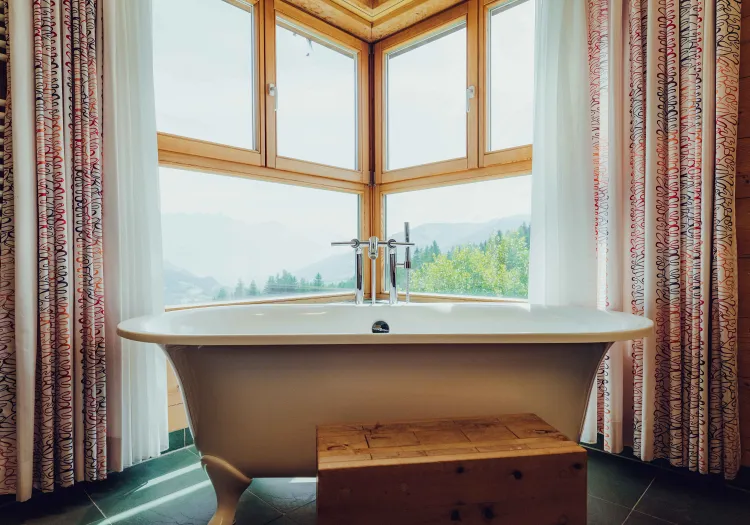 Badezimmer mit freistehender Badewanne und Fensteransicht