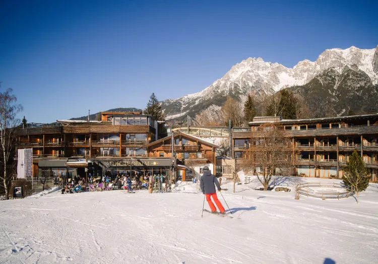 Skihotel an der Piste: Holzhotel Forsthofalm