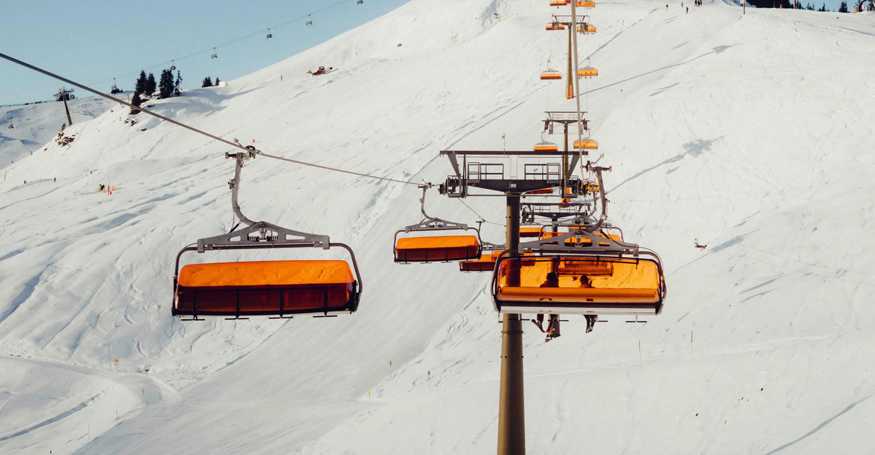 Seilbahnen über schneebedecktem Hang