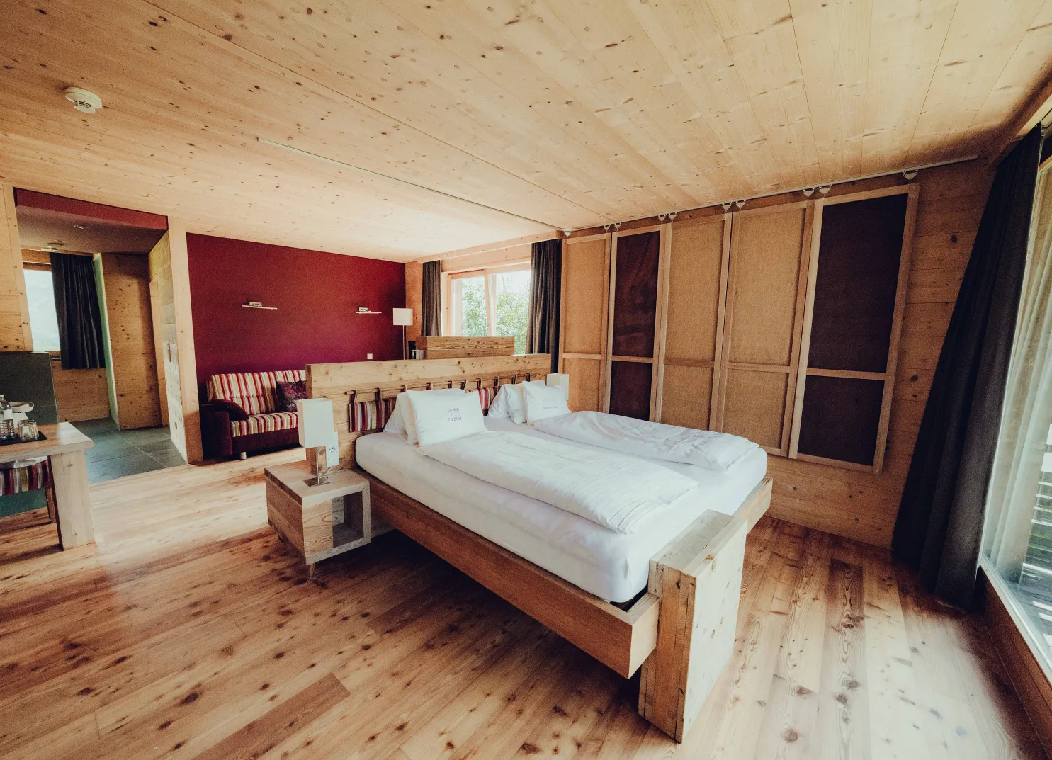 Helles Zimmer mit Holzfußboden und modernem Mobiliar.