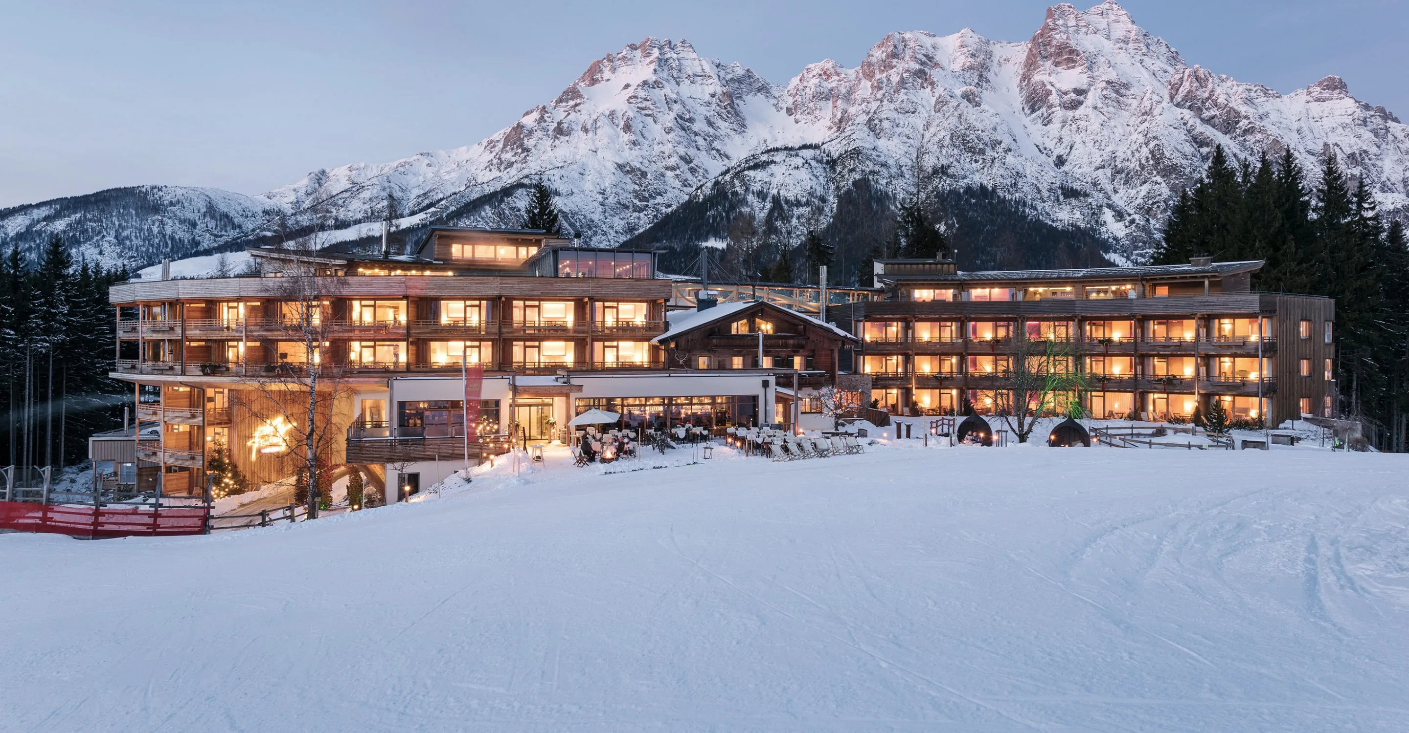 Berglandschaft mit Hotel und schneebedeckten Gipfeln