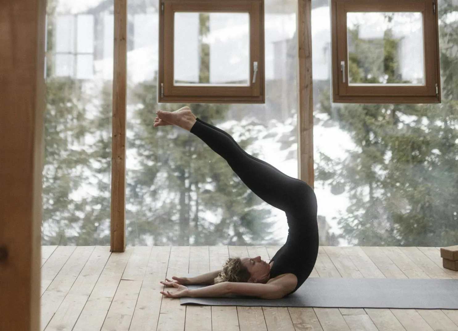 Yoga vor Bergkulisse