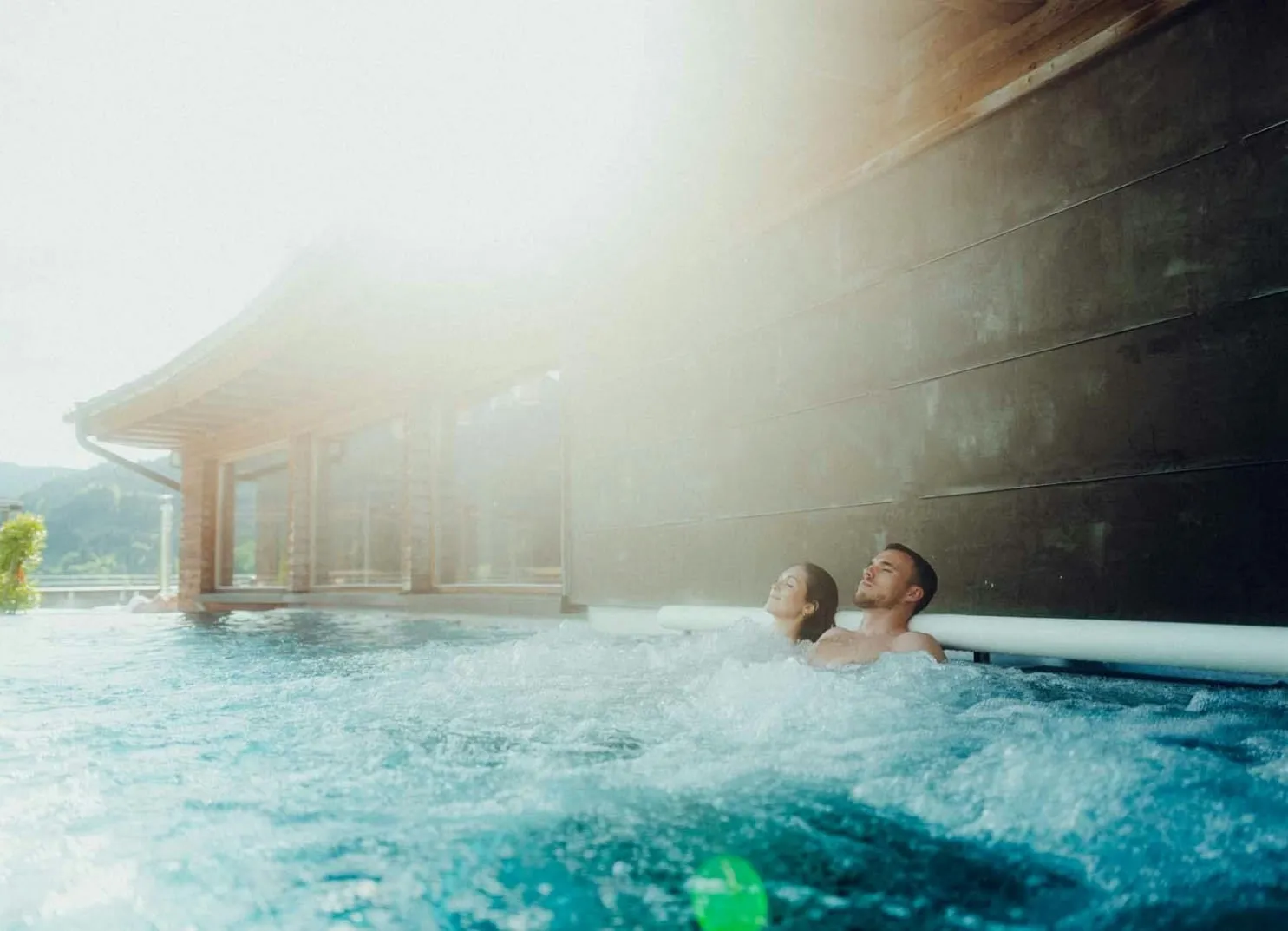 Paar genießt ein Baden in einem Pool bei Sonnenschein