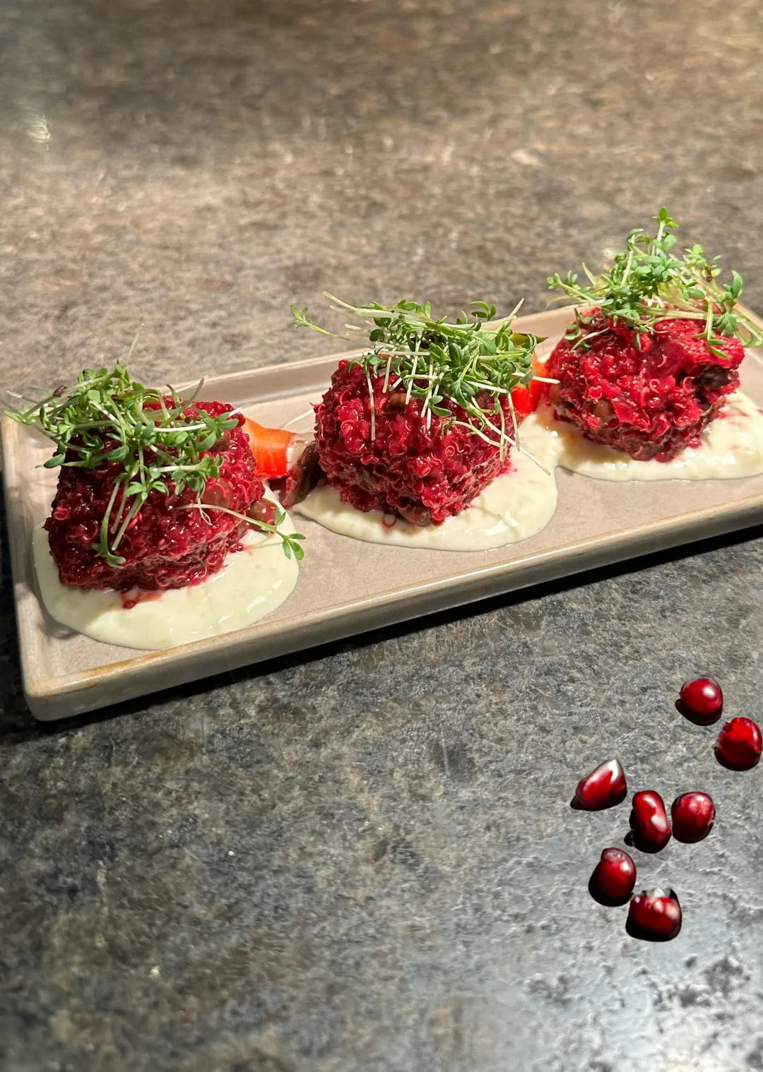Drei bunte Gerichte mit Rote Beete, Sahne und garniert mit Mikrogrün