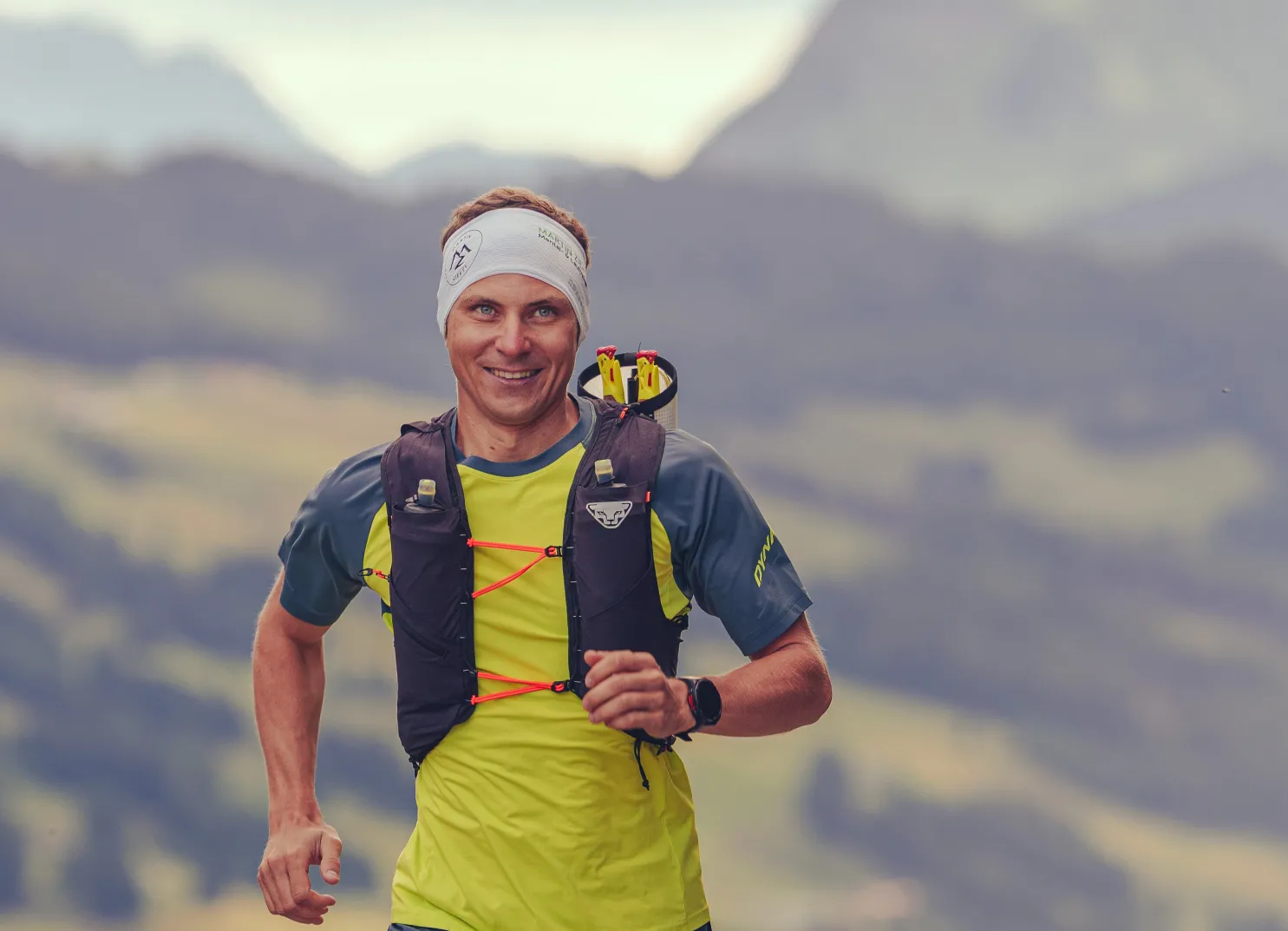 Läufer in gelber Sportkleidung in der Natur