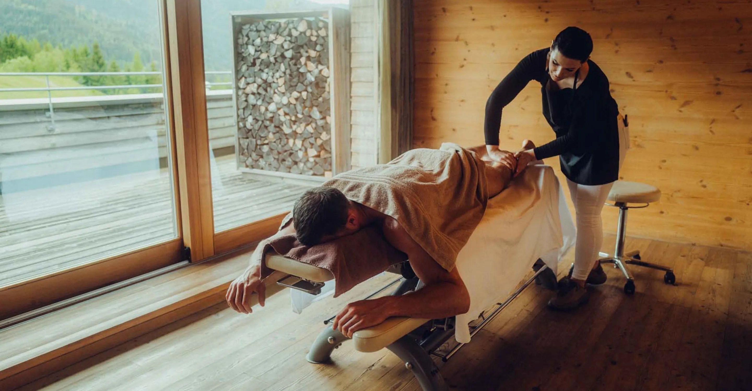 Mann erhält eine Massage in einem modernen Raum.