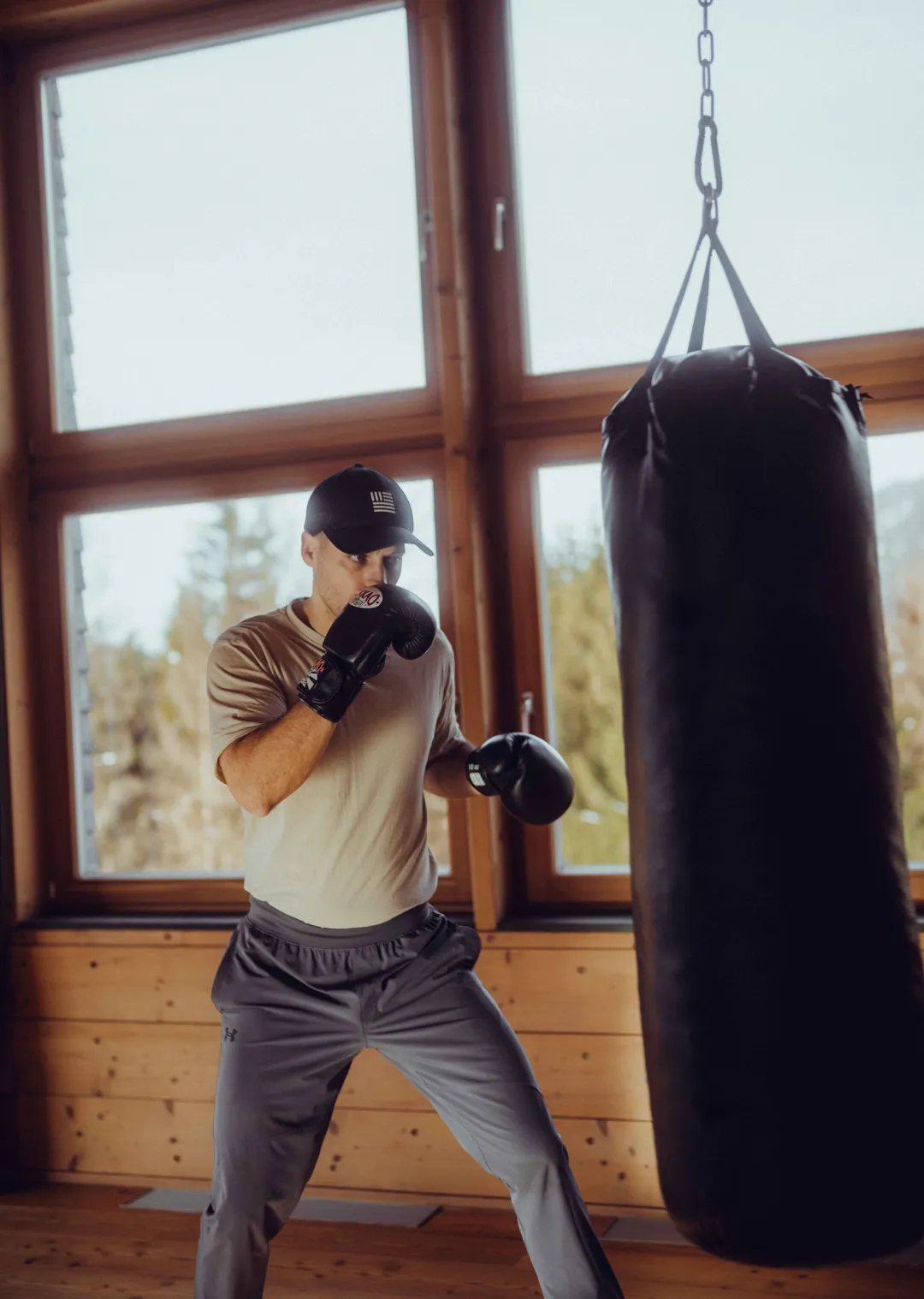 Man training on a punching bag in Holzhotel Forsthofalm.