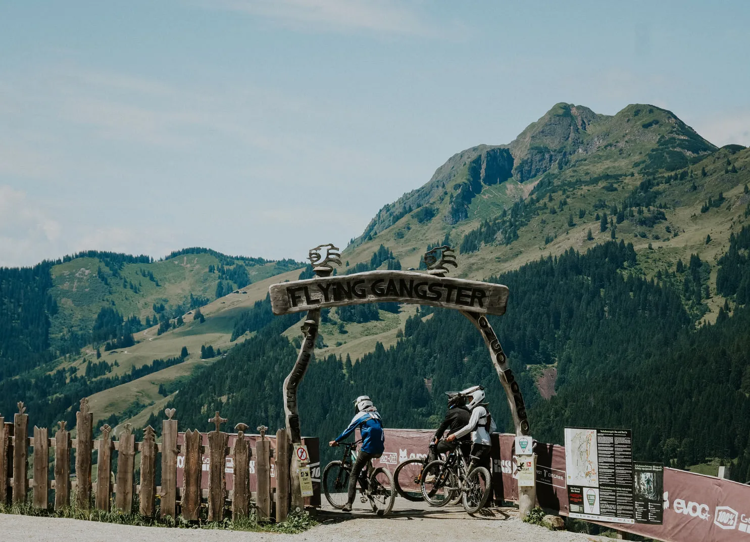 Fahrradfahrer unter dem Schild 'FLYING GANGSTER'
