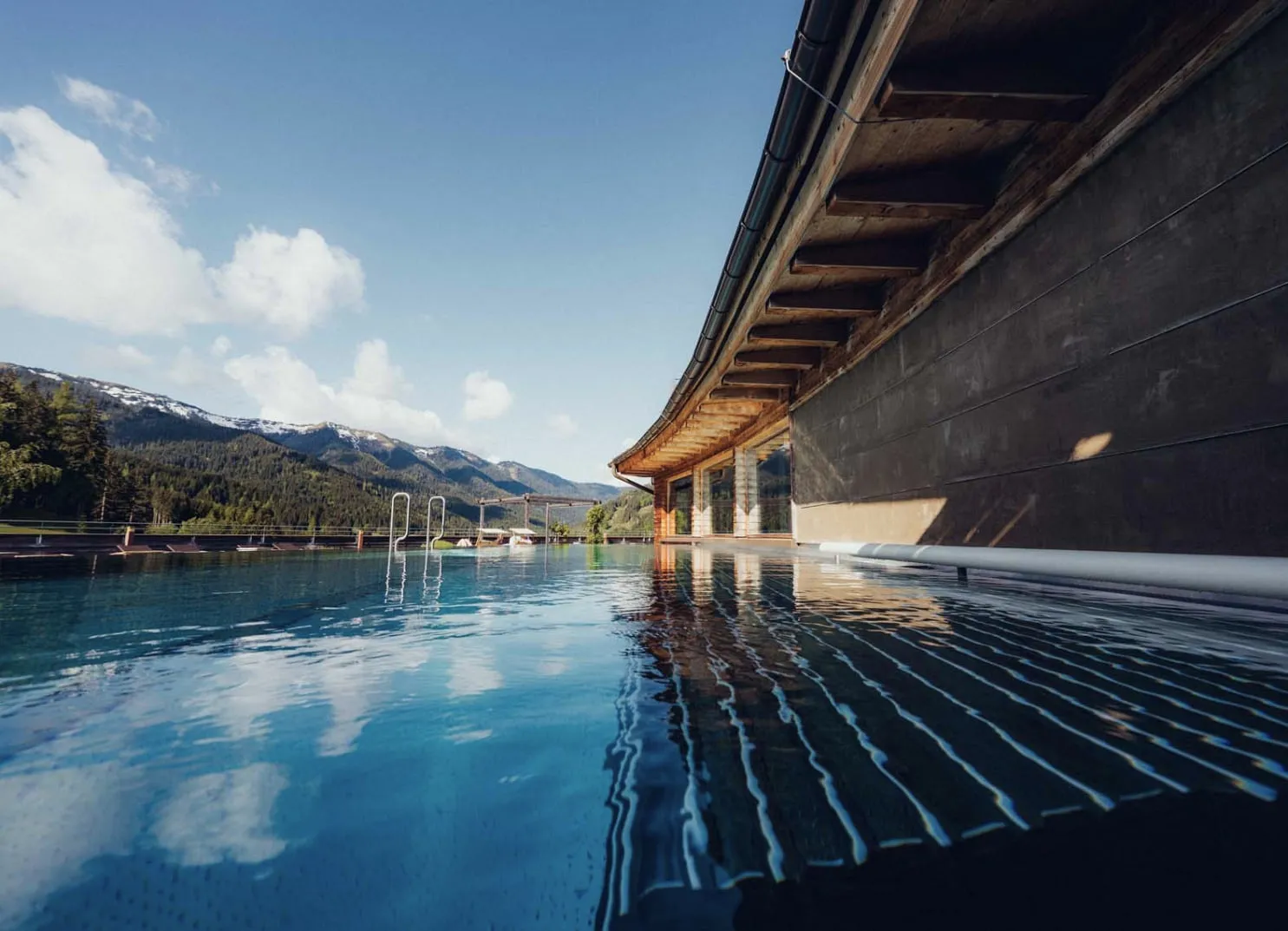 Infinity-Pool mit Bergblick und moderne Architektur
