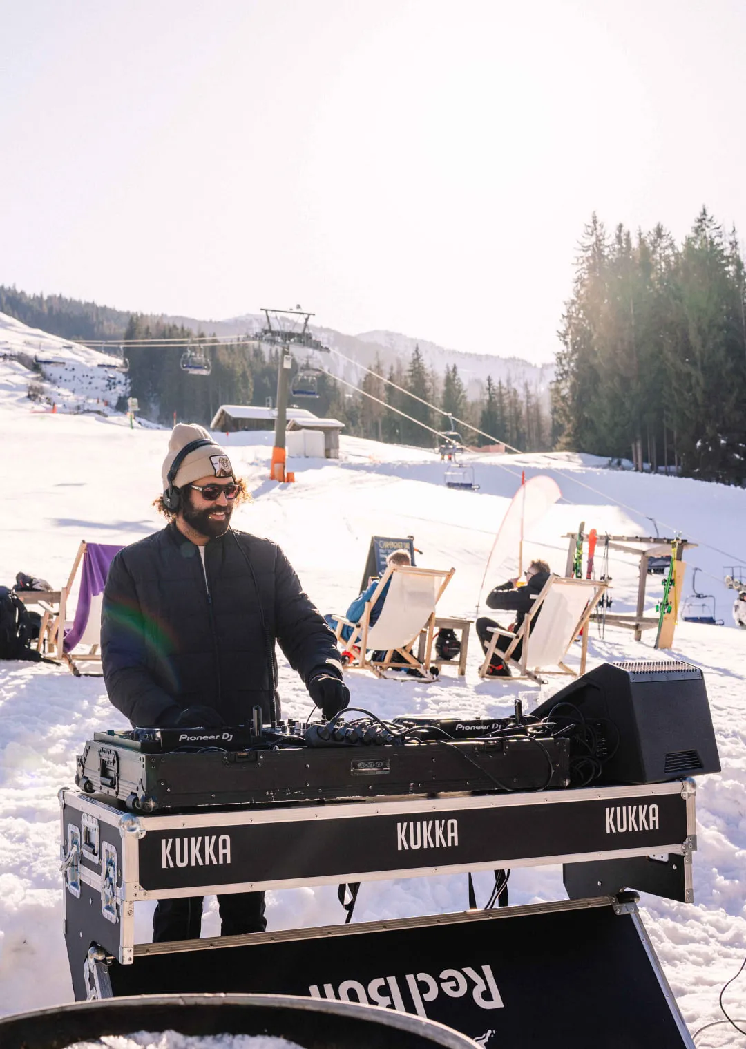 DJ spielt Musik auf einer Terrasse im Schnee.