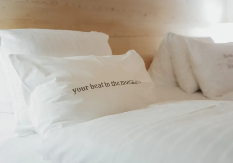 Kissen mit Aufschrift im Holzhotel Forsthofalm